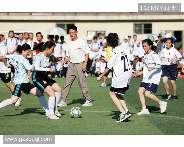 足球明星训练时刻展现力量与技巧,挥洒汗水追求卓越的背后故事 足球明星训练时刻展现力量与技巧,挥洒汗水追求卓越的背后故事